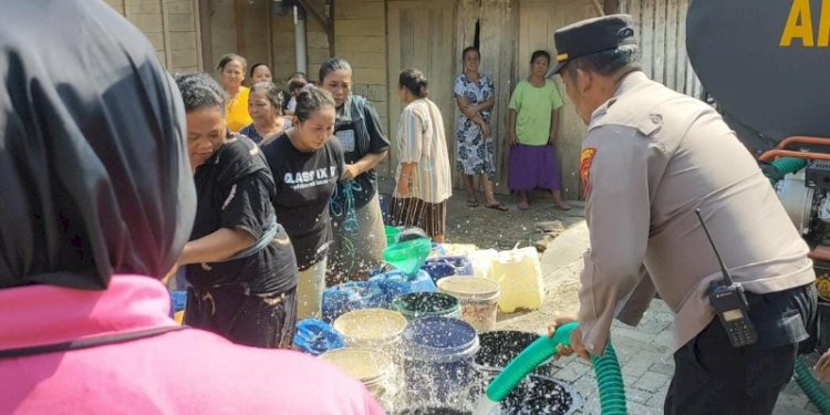 Warga Kunduran bersuka ria dapatkan bantuan air bersih dari Polres Blora. RMOL Jateng