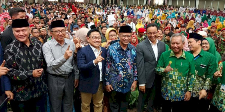 Pasangan Capres AMIN saat Dialog Terbuka Muhammadiyah di Edutorium UMS, bersama Ketum PP Muhammadiyah Haedar Nashir dan para panelis. RMOL Jateng