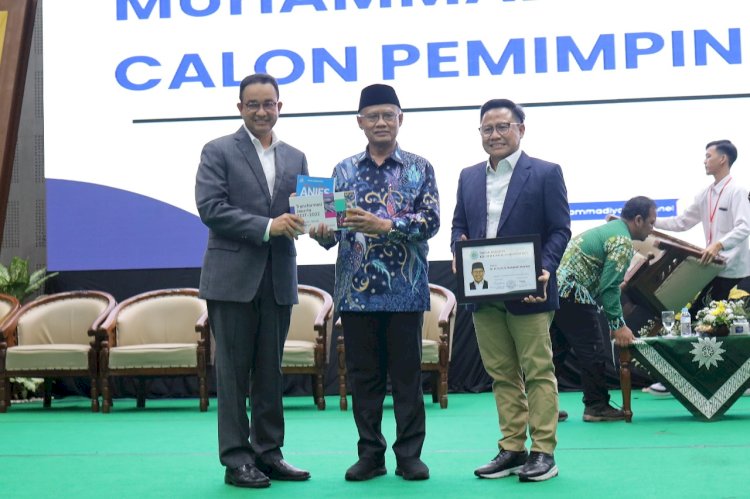 Anies Baswedan dan Muhaimin Iskandar saat menerima KTA kehormatan dari Ketum PP Muhammadiyah Haedar Nashir. 