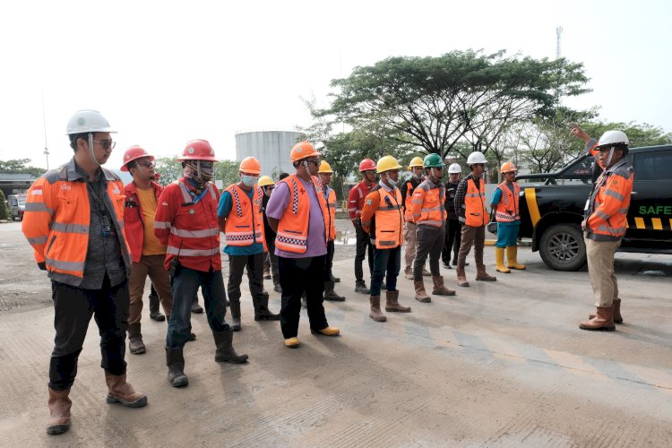 Para personil mendapatkan arahan sebelum melaksanakan simulasi tanggap darurat di Emergency Respond Room (ERR) area PT Semen Gresik Pabrik Rembang.