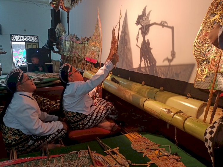 Si kembar Bagas Satyanegara dan  Brata Satrianegara saat mengikuti Festival Dalang Anak di  Gedung Kesenian Ki Narto Sabdo komplek Taman Budaya Raden Saleh Semarang, Kamis (23/11).