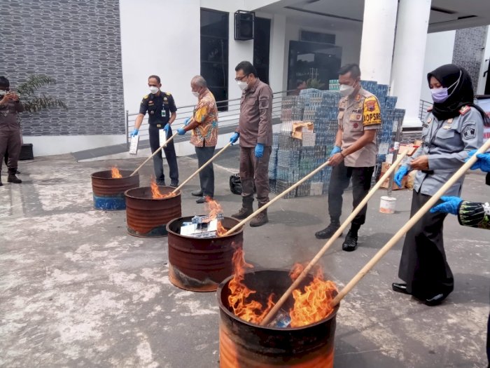 Berbagai barang bukti tindak kejahatan dimusnahkan di halaman kantor Kejaksaan negeri (Kejari) Karanganyar.