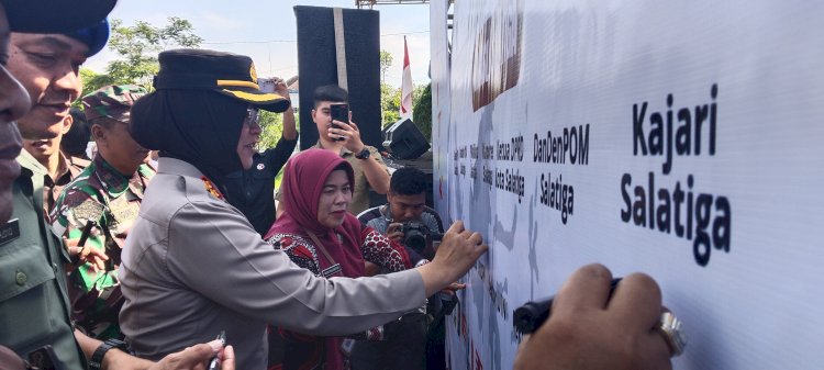 Sekda Kota Salatiga Wuri Pudjiastuti ikut melakukan penandatanganan Pemilu Damai diinisiasi Bawaslu Kota Salatiga. 