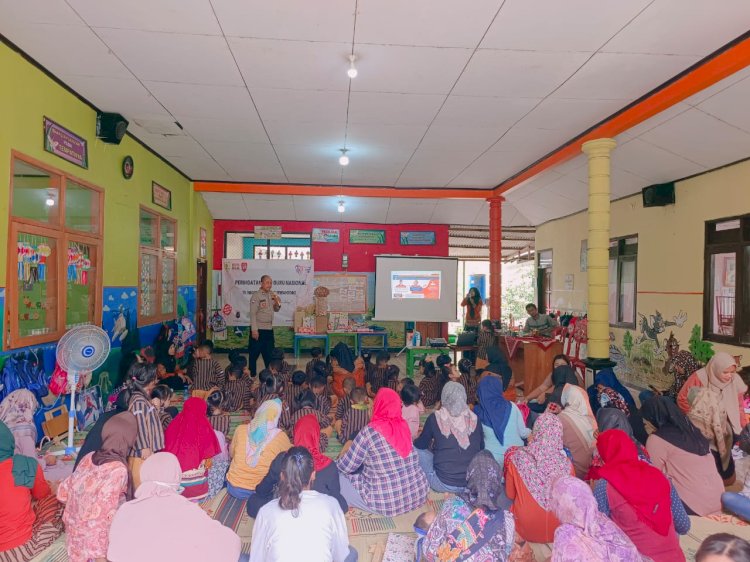 Bhabinkamtibmas Polsek Purwantoro Polres Wonogiri, Briptu Achmad Shiltag, melakukan sosialisasi anti bullying kepada siswa TK Pembina Purwantoro, Kamis (23/11).