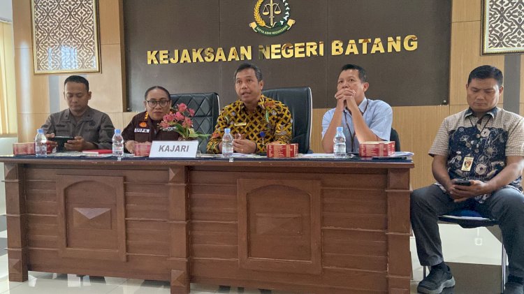 Kepala Kanwil DJP Jateng I, Max Darmawan di aula kantor Kejaksaan Negeri (Kejari) Batang, Kamis (23/11) siang.