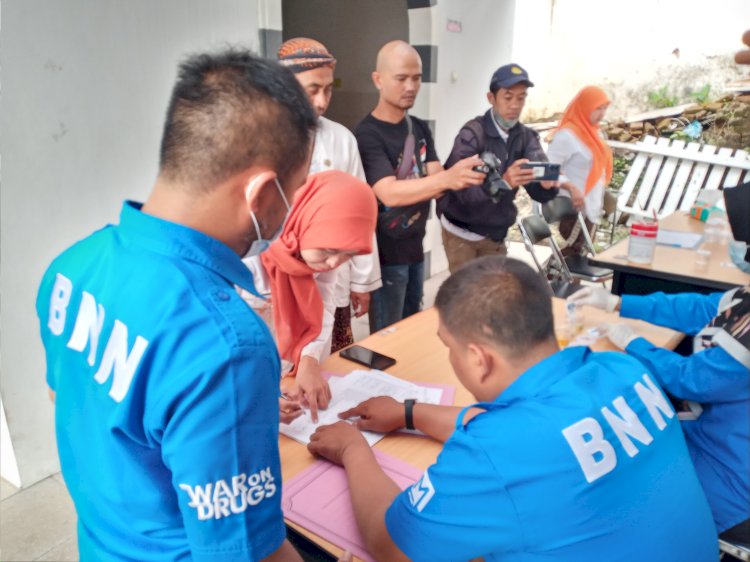 Pejabat Pemkab Kudus menjalani tes urine oleh BNN Jateng