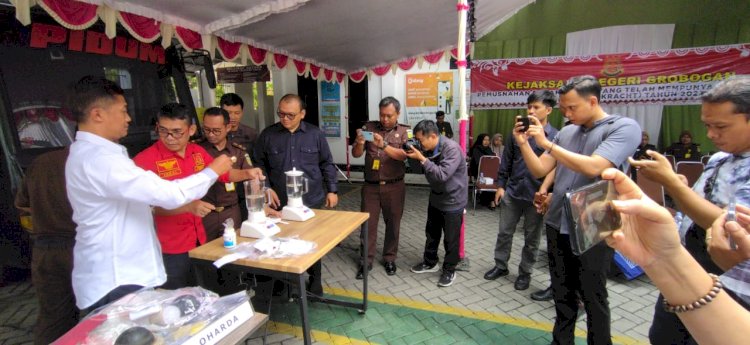 Kajari Grobogan pimpin kegiatan pemusnahan 57 barang bukti. Kamis (23/11).