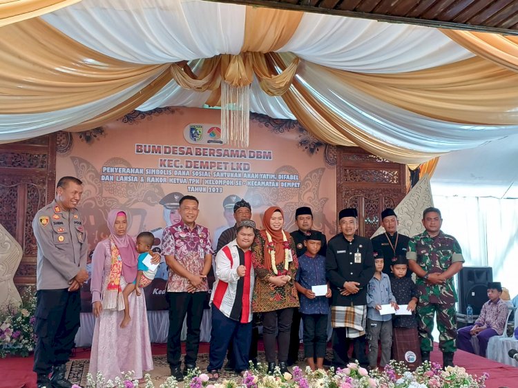 Bupati Demak memberikan dana sosial di Balai Desa Kedungori, Dempet, Kamis (23/11).