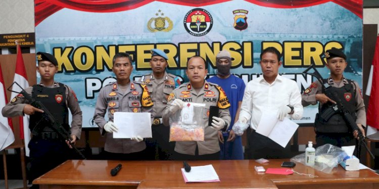 Wakapolres Kebumen Kompol Bakti Kautsar Ali didampimgi Kasat Resnarkoba AKP Khusen Martono dan Kasihumas AKP Heru Sanyoto, memberikan keterangan kepada media. Dok