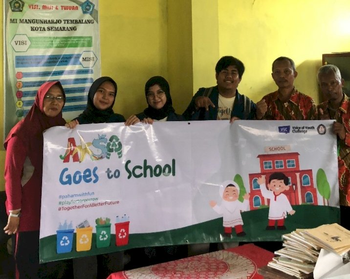 Lima mahasiswa Undip penggagas kegiatan Aku dan Sampah (AKSA) yang melakukan edukasi pemilahan sampah kepada anak. 
