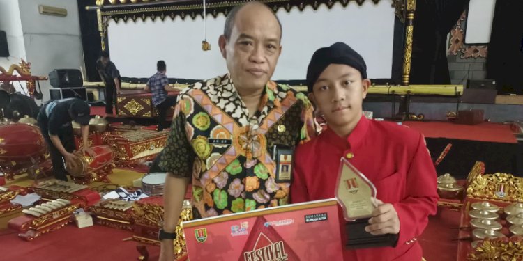 Kepala Bidang Kebudayaan Dinas Budaya dan Pariwisata kota Semarang Arief Tri Laksono bersama juara pertama Festival Dalang kota Semarang Cahyaning Wahyu Gesit Ardhana. RMOL Jateng