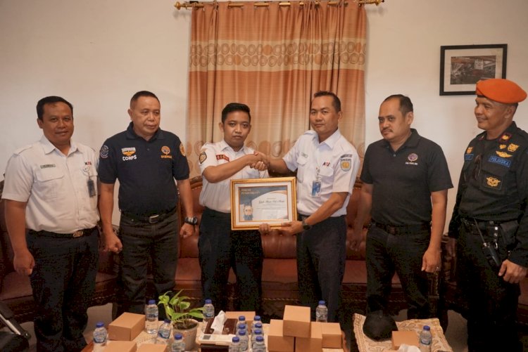 Manajemen KAI memberikan penghargaan pada Gigih, penjaga palang pintu yang selamat. RMOL Jateng 