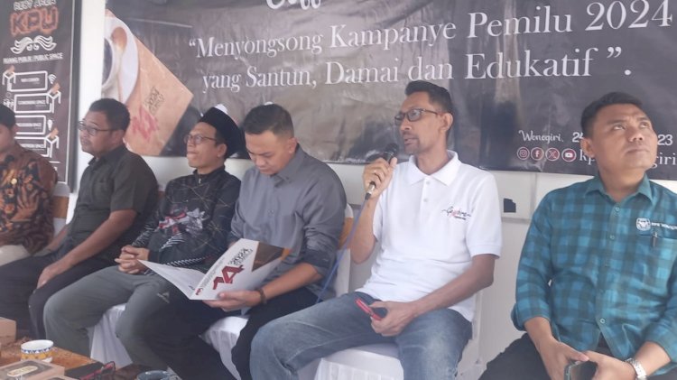 Komisioner KPU Wonogiri  sedang menyampaikan informasi kepada awak media
