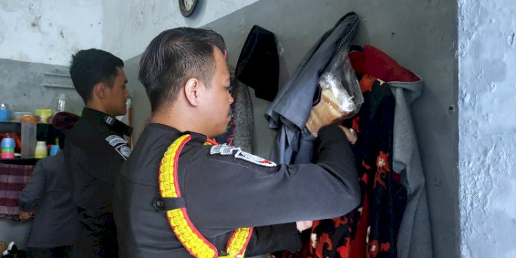 Petugas memeriksa barang milik WBP Rutan Salatiga saat kegiatan razia yang dilakukan Jumat (24/11).