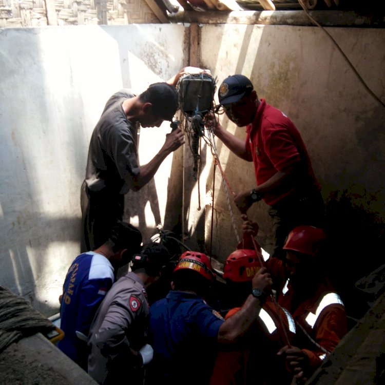Evakuasi korban inisial SP warga Desa Cimuning, Kecamatan Mustika Jaya, Kota Bekasi yang meninggal dunia tercebur sumur di Kebumen.