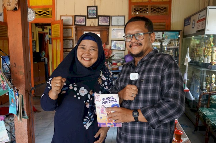 Redaktur Pelaksana Komik Komunika Kementerian Kominfo Danang Firmansyah mengunjungi perpustakaan  Limbah Pustaka di Desa Muntang, Kecamatan Kemangkon Kabupaten Purbalingga, Jumat (24/11/23).