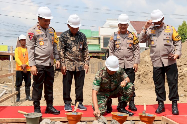 Kapolda Jawa Tengah Irjen. Pol Drs. Ahmad Luthfi dan Petinggi Jasa Marga letakan batu pertama pembangunan Mapolsek Banyudono yang baru, di Dukuh Bendokobong RT 5/2 Desa Ngaru-aru, Kecamatan Banyudono, Kabupaten Boyolali, Jumat (24/11).