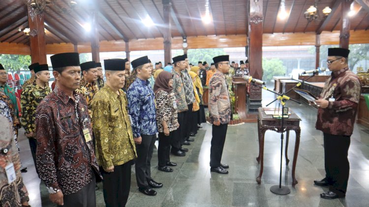 Pj Bupati Banjarnegara, Tri Harso Widirahmano SH melantik dan mengambil sumpah 35 pejabat administrasi di jajaran Pemkab Banjarnegara. 
