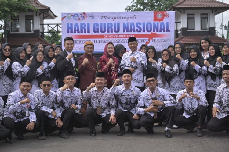 Bupati Purbalingga Dyah Hayuning Pratiwi berfoto bersama para guru usai mengikuti upacara Hari Guru di Pendopo Dipokusumo. 