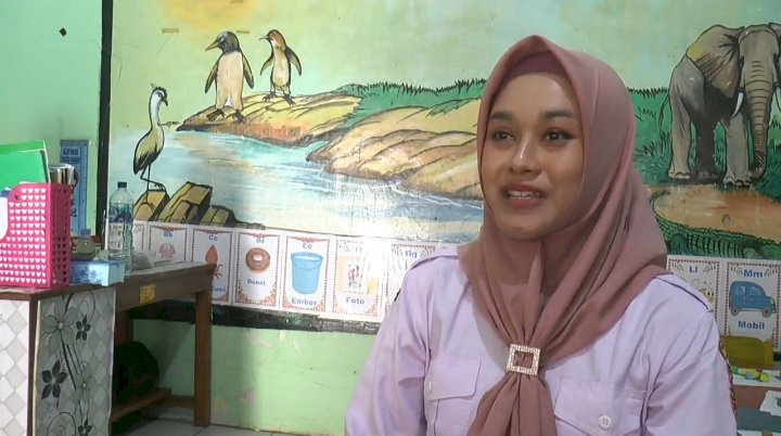 Elvie Nurisnawati saat menjadi Guru TK Tunas Bangsa Rembang