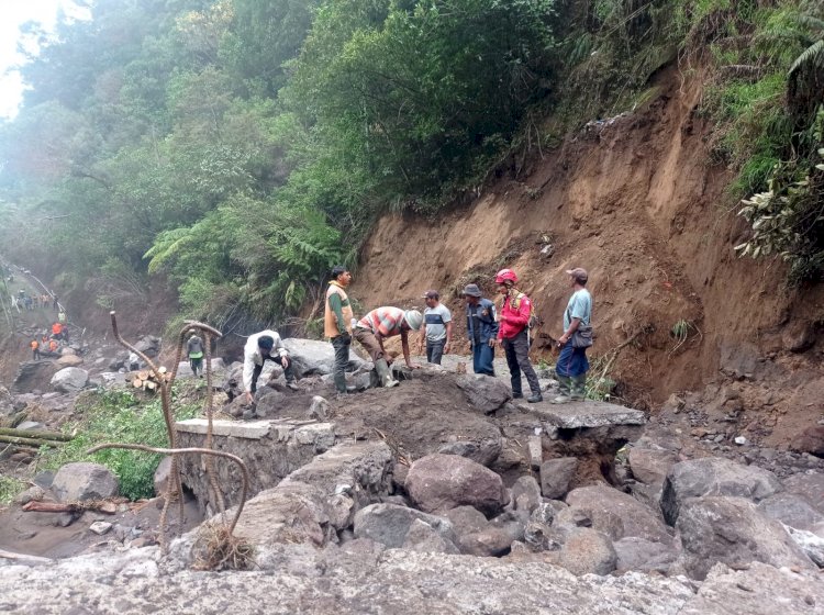 Jalan penghubung Dusun Gedong dan Ngaduman putus akibat material Gunung Merbabu terbawa saat banjir bandang, Sabtu (25/11). RMOL Jateng