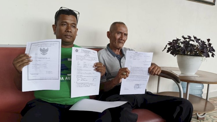 Kakek Sunyoto (sebelah kanan) menunjukkan berkas kepemilikan sawahnya sedang berkonflik. RMOL Jateng
