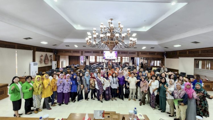 Peserta kegiatan Seminar Koalisi Perempuan Indonesia Kota Salatiga saat foto bersama, di Gedung DPRD Salatiga, Sabtu (25/11). RMOL Jateng