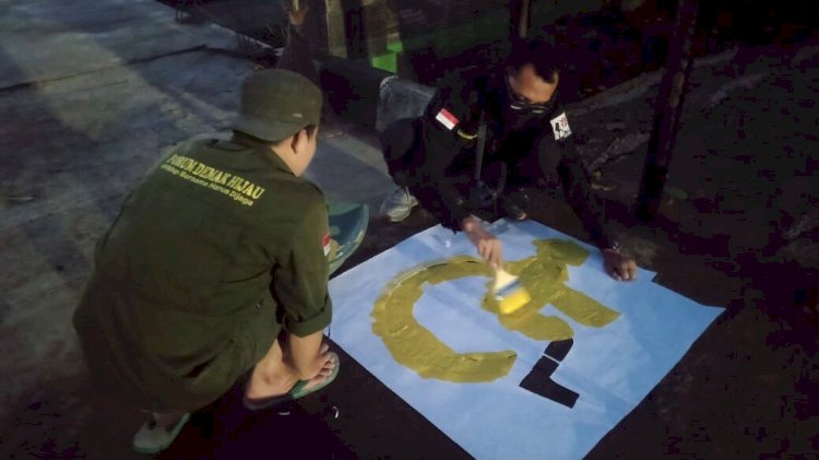 Anggota FDH mempersiapkan akses untuk jalan kursi roda di Hutan Kota, Sabtu (25/11). RMOL Jateng