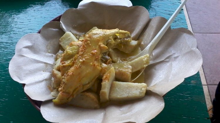 Sajian lontong tuyuhan menggunakan kuah opor sebagai kuliner khas Rembang