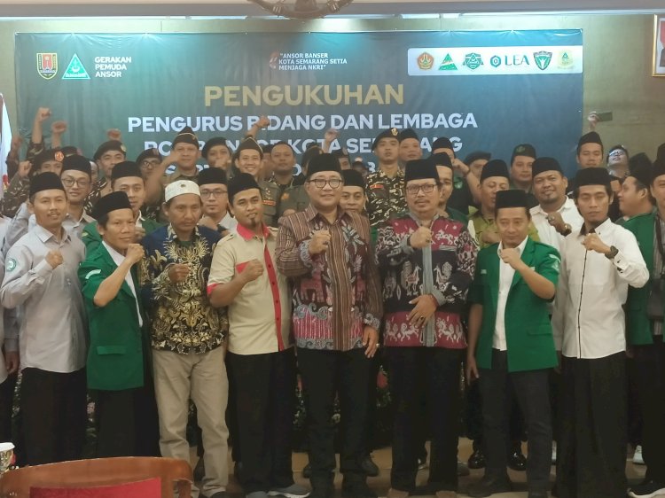 Pengurus  Cabang  Gerakan Pemuda Ansor kota Semarang,  saat berfoto bersama di hotel Siliwangi Semarang Minggu (26/11).