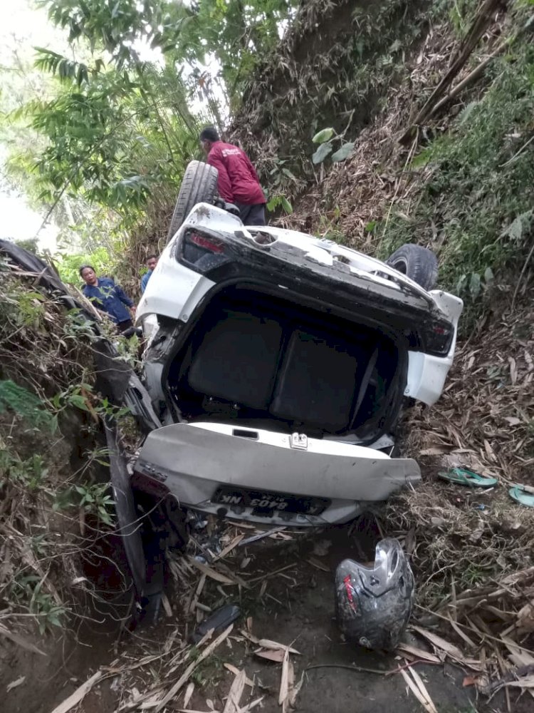 Kendaraan roda empat Honda Mobilio dengan nomor polisi K 8403 NK warna putih terjun hingga ke dasar jurang dalam posisi terakhir roda ke atas, Minggu (26/11).