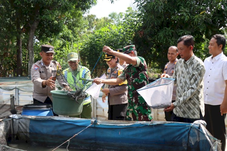 Panen Lele bersama personil Polres Boyolali dan masyarakat di Desa Gagaksipat, Kecamatan Ngemplak bukti nyata sinergitas, Minggu (26/11).