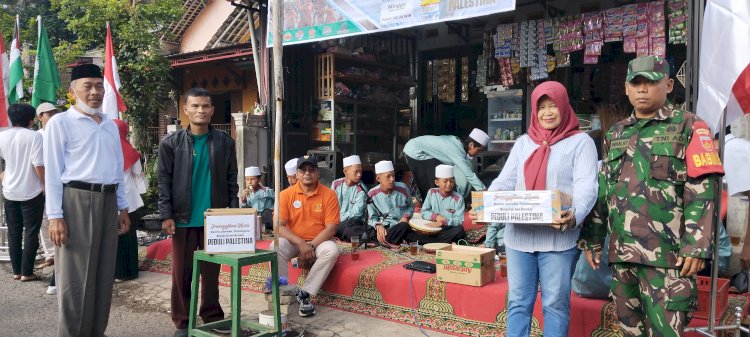 Warga RW I Kelurahan Tingkir Lor, Kota Salatiga bersama pedagang Pasar Cengek daat menggalang dana untuk masyarakat Palestina di tengah Pasar, Minggu (26/11). 