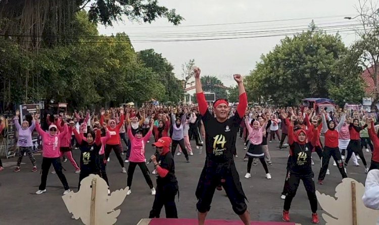 Masyarakat mengikuti senam Jingle Pemilu KPU Batang yang digelar di CFD Alun-alun Batang, Minggu (26/11) pagi