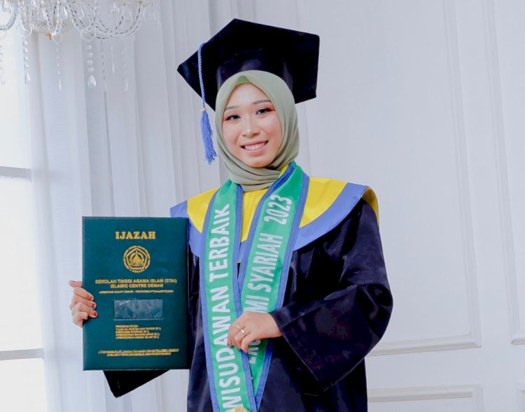 Rahmah berfoto usai wisuda sarjana ke-VI di Hotel Amantis Demak.