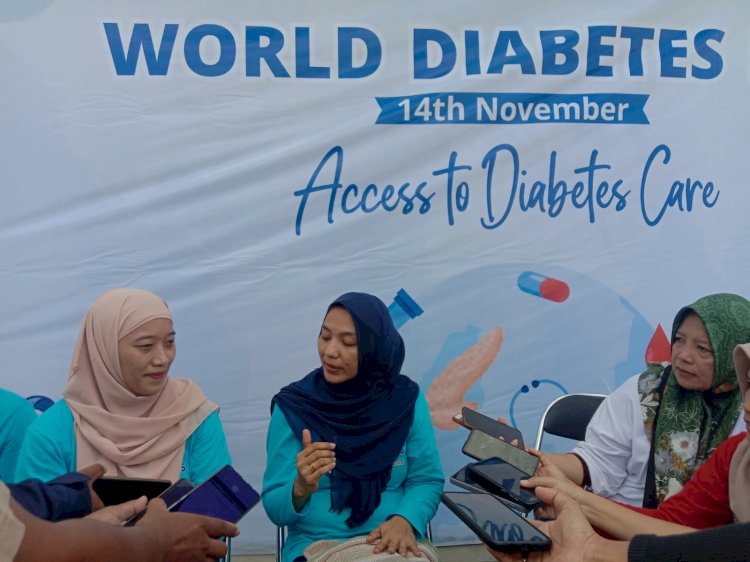Ketua Persadia Surakarta dr Eva dalam kegiatan memperingati Hari Diabetes Dunia di de' Tjolomadu Karanganyar.