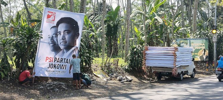 MEMASANG : Sejumlah pekerja membawa setumpuk APK diatas mobil pikup dilanjutkan memasangnya di sepanjang Jalan Lingkar Selatan (JLS) Salatiga, Minggu (26/11). Foto : Erna Yunus B