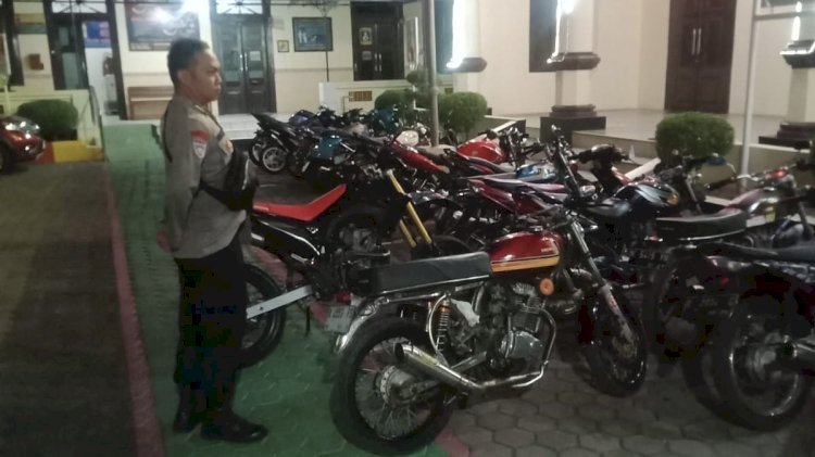 Motor yang berknalpot brong terkena razia di kawasan Juana Pati