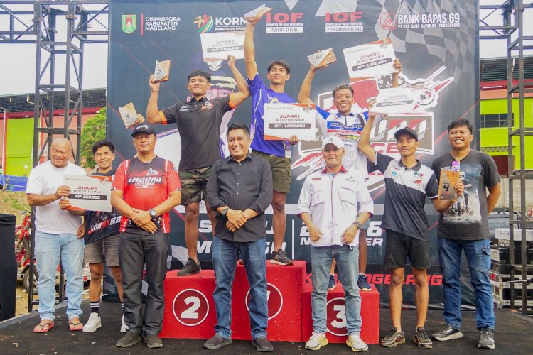 Bupati Zaenal Arifin bersama Kepala Disparpora, Ketua KORMI serta sebagian juara Enduro Race 2023. Foto : Tri Budi Hartoyo