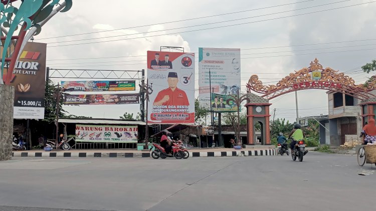 Tiga baliho berukuran besar yang diduga melanggar, terpampang di Grobogan, Senin (27/11)