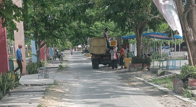 Pekerja pengangkut sampah DLH Grobogan memuat sampah di Taman Kuliner Simpanglima Purwodadi, Senin (27/11)