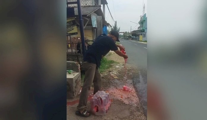Tangkapan layar  video warga kecamatan Kaliori membuang minuman yang diproduksi negara pro Israel.