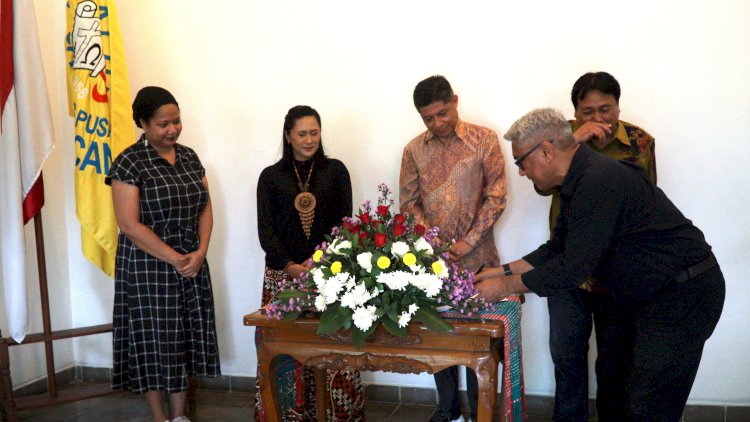 Serah Terima Pengurus Pusat Ikatan Alumni Satya Wacana (PP Ikasatya) serta penandatanganan Berita Acara dilanjutkan pembacaan Surat Keputusan Kongres Ikasatya, Senin (27/11). 