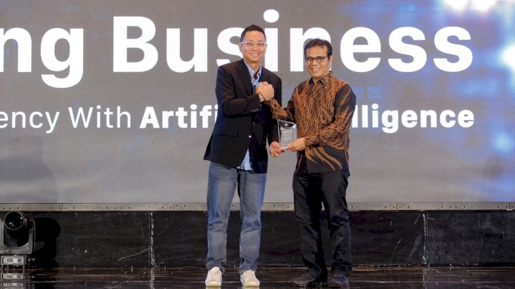Wakil Menteri Komunikasi dan Informatika (Kominfo) Republik Indonesia, Nezar Patria (kanan) saat membuka Next Level AI Conference: Unlocking Business Opportunities and Efficiency with Artificial Intelligence. dok