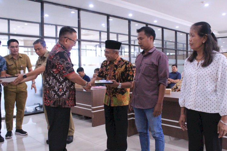 MENYERAHKAN : Ketua DPRD Salatiga Dance Ishak Palit dan Pi Wali Kota Salatiga Sinoeng N Rachmadi saat menyerahkan bantuan dana hibah kepada pelaku kesenian Kota Salatiga, Selasa (28/11). Foto : Erna Yunus B