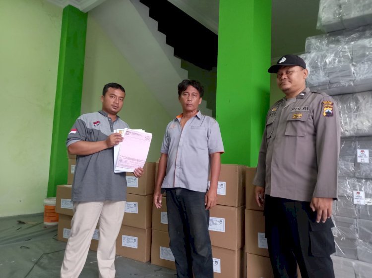 Staf KPU Demak didampingi petugas dari Polsek, menerima pengiriman logistik berupa Segel Kertas berjumlah 351.576 buah di gudang Yudomenggalan  Selasa (28/11) sore.