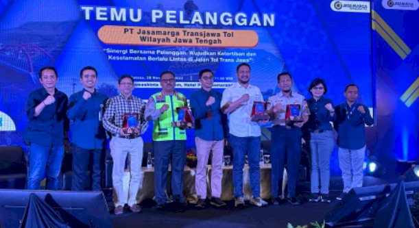 Para narasumber dalam Temu Pelanggan PT Jasamarga Transjawa Tol (JTT) secara luring di Ramashinta Ballroom Hotel Patra Semarang dan daring melalui video conference Zoom, Selasa (28/11).