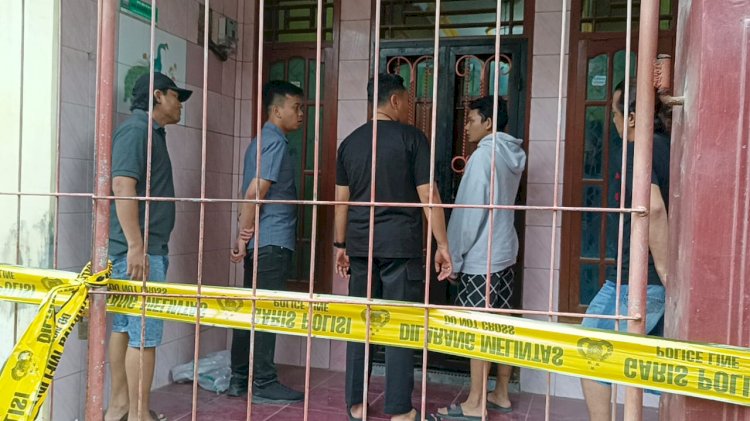 "Untuk motif, saat ini masih dalam proses lidik. Pemeriksaan sejumlah saksi juga sudah dilakukan," katanya dalam keterangan yang diterima RMOL Jateng, Selasa (28/11) malam.  Pihak kepolisian sektor Comal menerima laporan sekitar pukul 12.00. Laporan masuk berupa penemuan  orang yang meninggal dunia yang diakibatkan oleh senjata tajam di leher dan dada.  Lalu,   petugas mendatangi TKP, selanjutnya dilakukan tindakan kepolisian,  berupa pemasangan garis polisi, dan juga melakukan olah TKP.  Setela