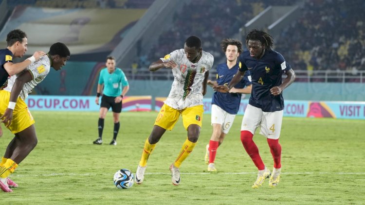 Pertandingan semi final antara Mali dan Prancis di Stadion Manahan Solo  Doc : LOC WCU17/RKY