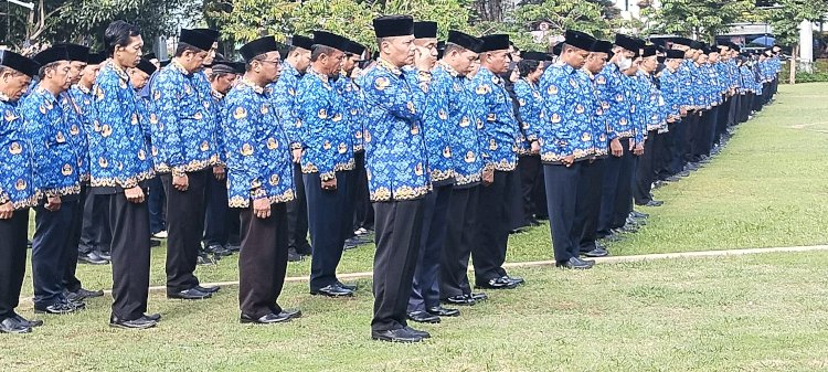 Peserta upacara HUT ke-52 Korpri dibarisan belakang tidak sedikit yang memainkan HP di Lapangan Pancasila, Rabu (29/11).
